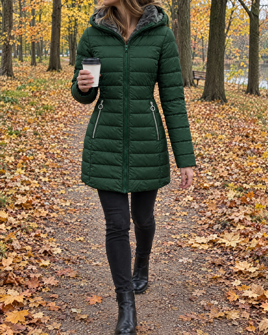 Lotte Winterjas in groen gedragen in het park